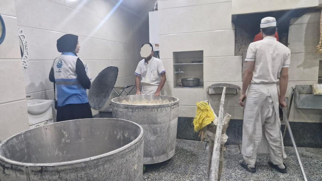 برگزاری گشت مشترک کارشناسان بهداشت محیط مرکز بهداشت شمال غرب یک  در معیت کارشناس محترم اصناف و تشدید نظارت بر نانوایی های تحت پوشش